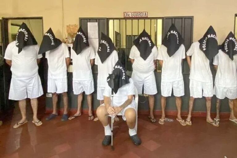 Paraguai entrega 25 presos brasileiros à Polícia Federal