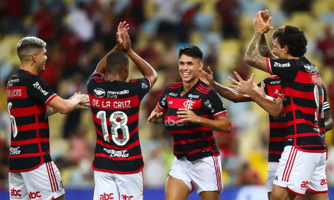 Leia mais sobre o artigo Flamengo derrota São Paulo e assume liderança do Brasileiro