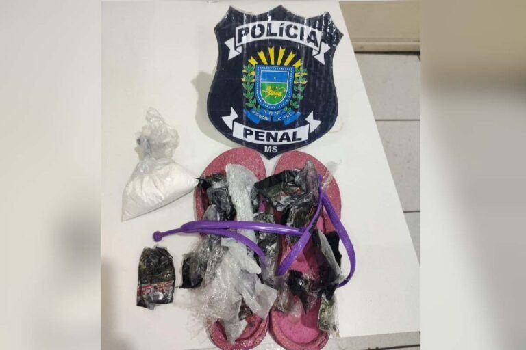 Idosa é presa com cocaína escondida em chinelos durante visita ao filho no presídio de Corumbá