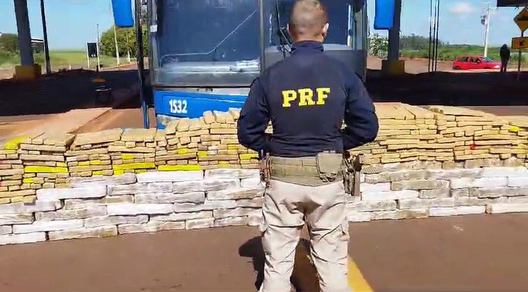 Mais de uma tonelada de maconha é apreendida pela PRF em ônibus na BR-463 em Ponta Porã