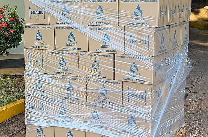Sanesul envia nova remessa de copos de água a vítimas das enchentes no RS