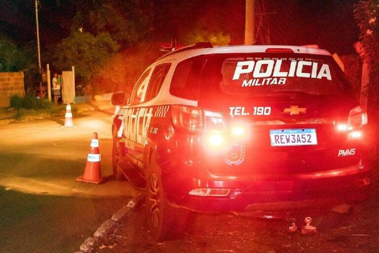 Homem é levado à delegacia após ameaçar a mãe em Corumbá; caso ocorreu no bairro Previsul e foi atendido pela PM.
