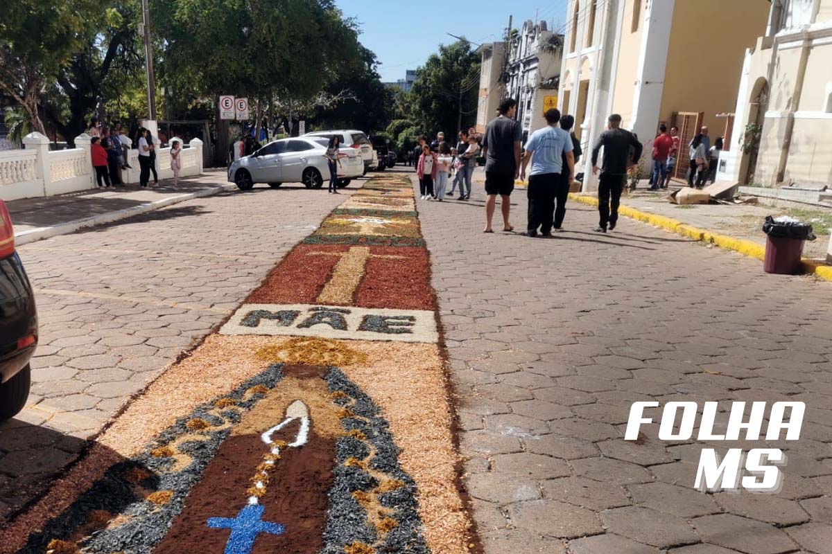 Você está visualizando atualmente Fieis se reúnem para confecção dos tradicionais tapetes de Corpus Christi em Corumbá