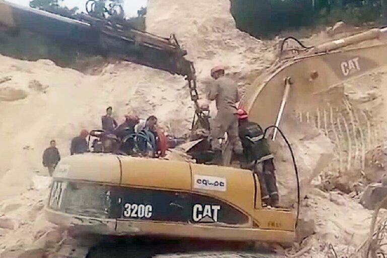 Trabalhador é resgatado pelos bombeiros após desmoronamento em obra em Corumbá