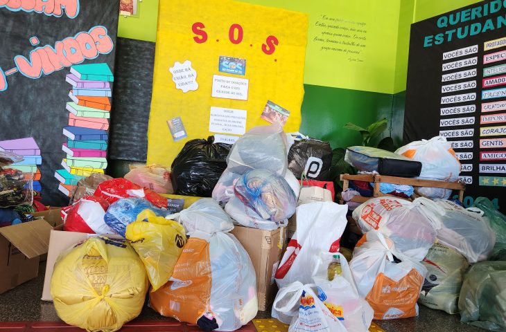 Estudantes se engajam em campanha e doações ao RS chegam todos os dias nas escolas