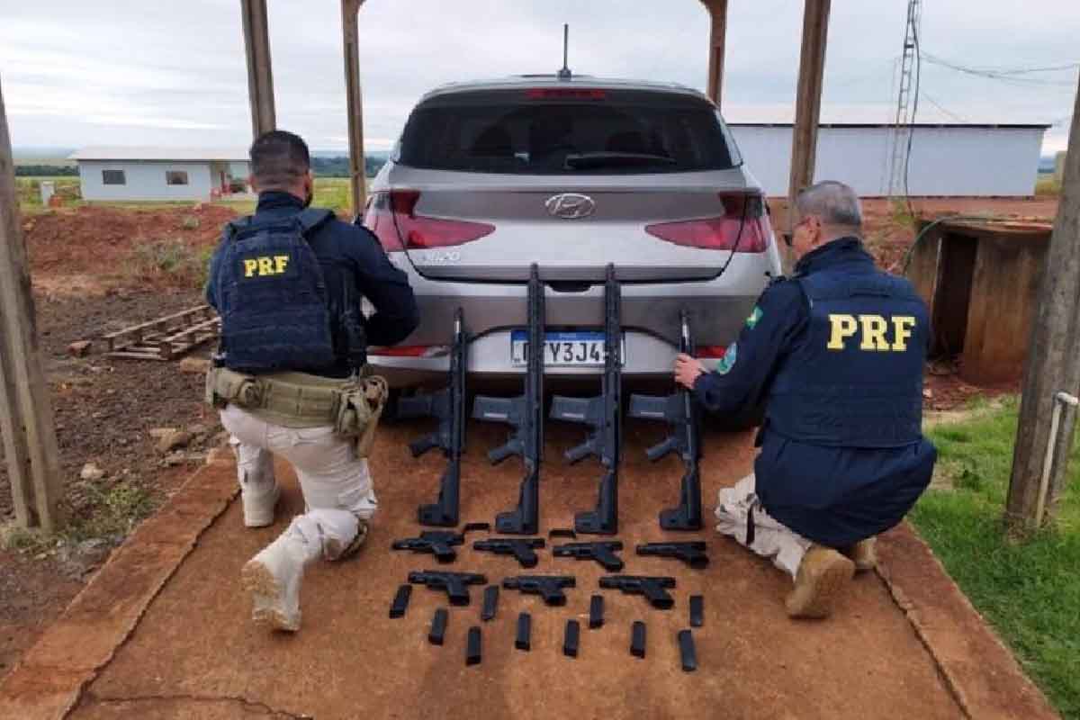 Você está visualizando atualmente PRF apreende fuzis, munições e pistolas sendo transportado em “carro de família” na BR-463