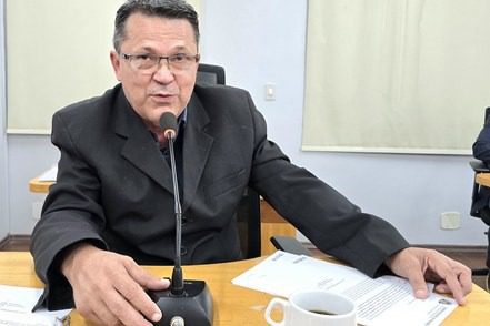 Vereador pede manutenção e replantio de plantas ornamentais nas floreiras do centro