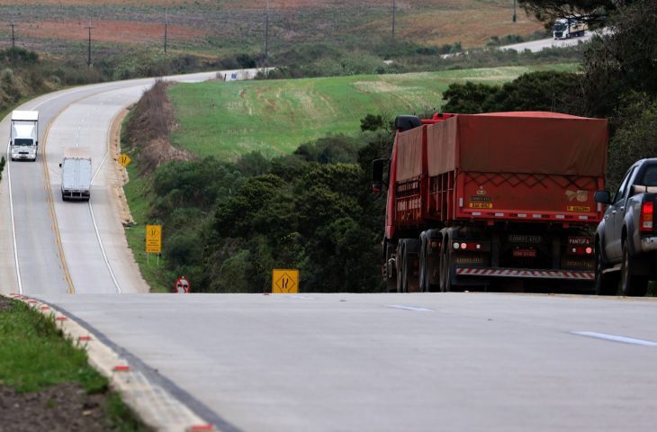 Governo de MS anuncia construção da 1ª rodovia de concreto do estado