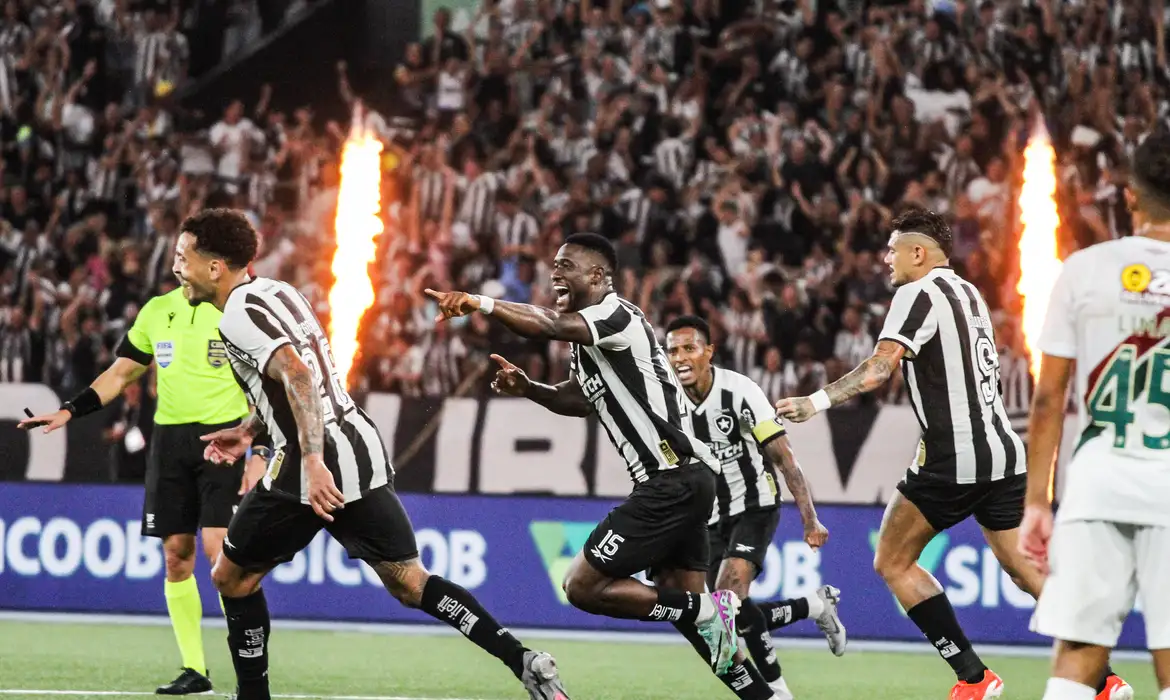 Leia mais sobre o artigo Botafogo derrota o Fluminense e dorme na liderança do Brasileiro