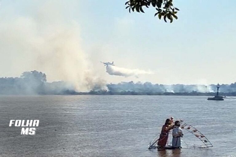 Após noite de destruição, aeronaves chegam para combater incêndio em frente ao Porto Geral