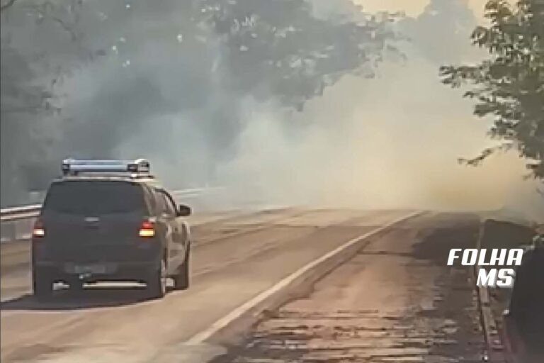 Fogo se aproxima da rodovia e prejudica tráfego na BR-262 em Corumbá
