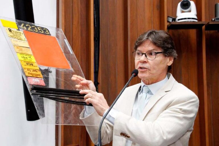 “É uma esculhambação”, diz deputado sobre fiação inutilizada em postes de energia