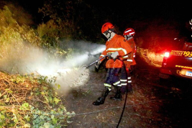 Combate aos incêndios segue durante madrugada e ganha reforço de frente fria