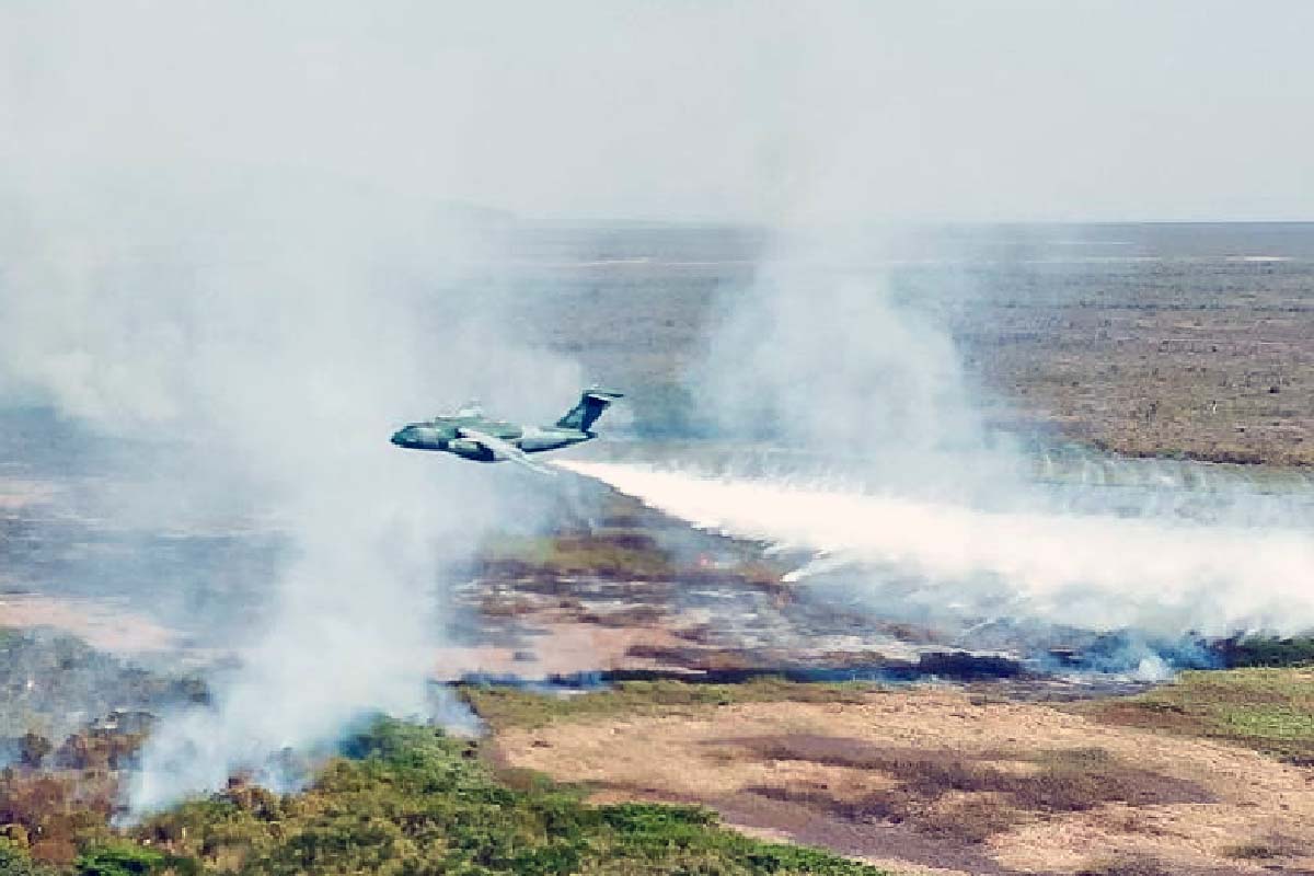 Leia mais sobre o artigo FAB já lançou mais de 1 milhão de litros de água no combate aos incêndios no Pantanal