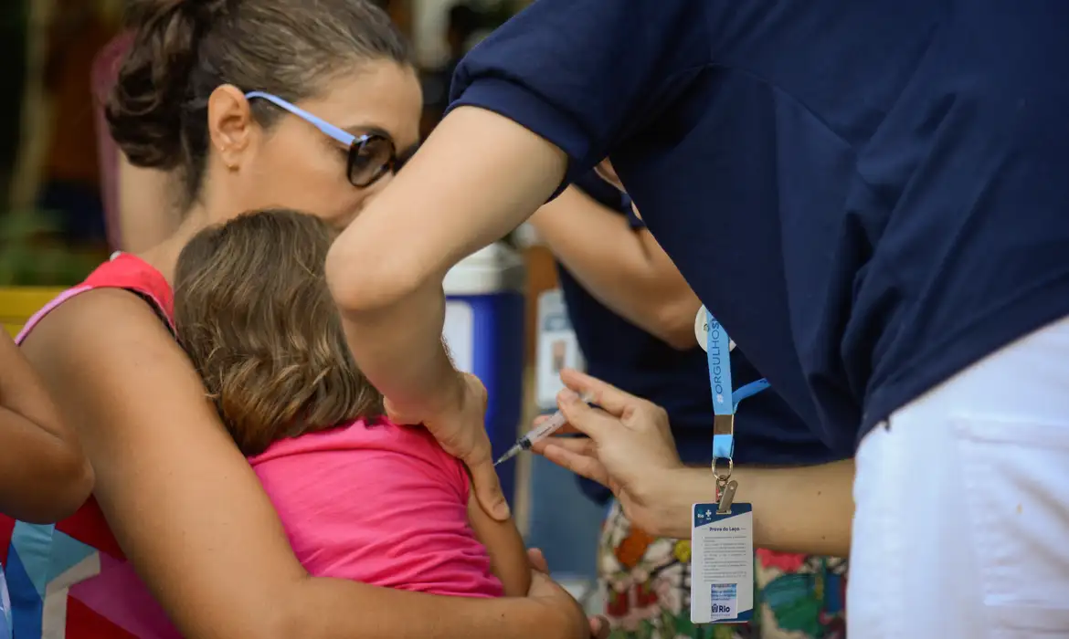 Você está visualizando atualmente Brasil deixa lista dos 20 países com mais crianças não vacinadas