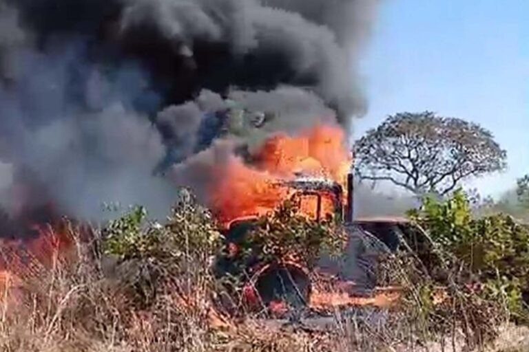 Bombeiros atuam há quatro dias para conter incêndio iniciado por caminhão e monitoram foco na Bolívia