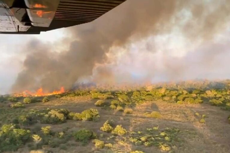 Incêndio em caminhão atolado se espalha na Nhecolândia e mobiliza Corpo de Bombeiros