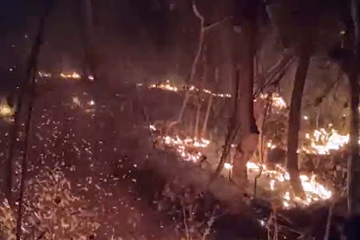 Você está visualizando atualmente Fogo atinge morraria e ameaça residências em Corumbá