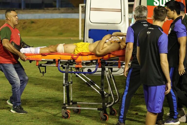 Goleiro é atingido com disparo feito por PM durante confusão em jogo em Goiás