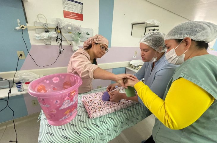 Profissionais do HRMS são treinados para implementar método canguru em atendimento hospitalar