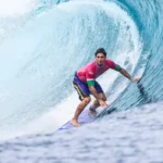 Gabriel Medina brilha em Teahupoo e chega às quartas de final no surfe