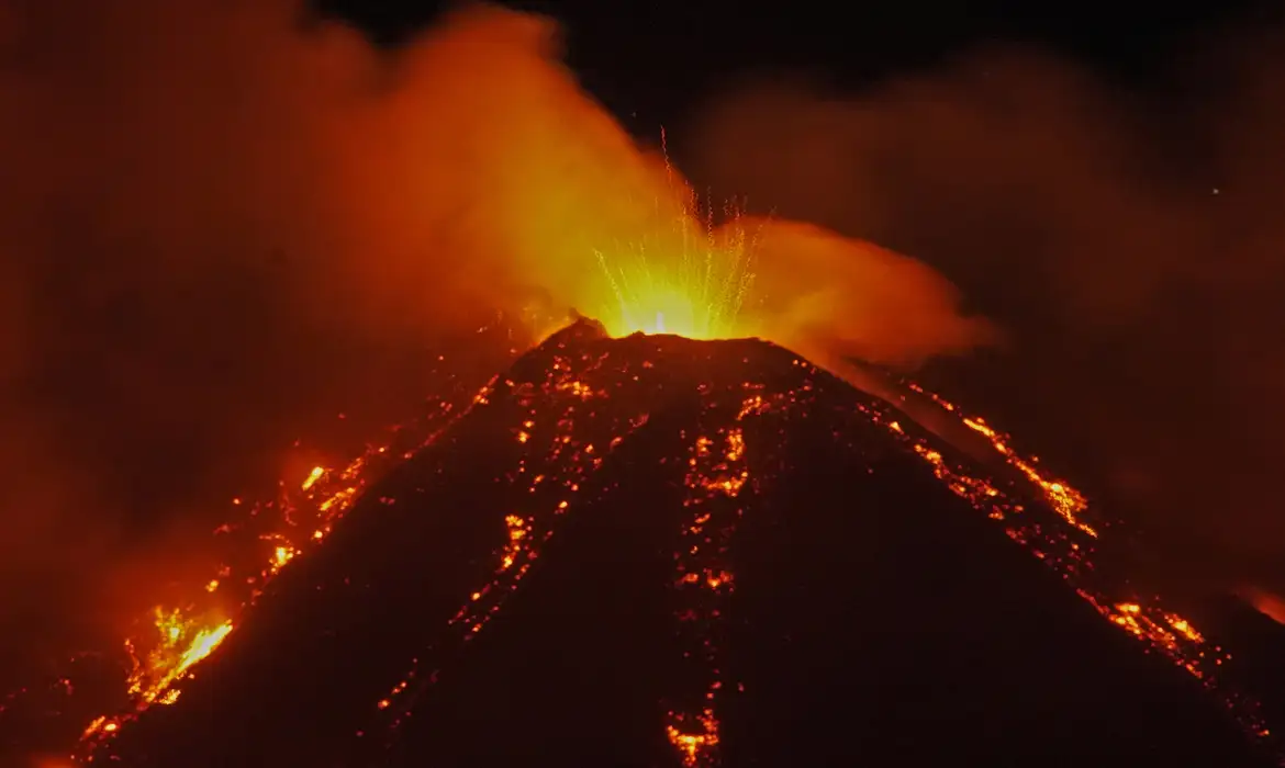 Você está visualizando atualmente Vulcão Etna entra em atividade na Itália