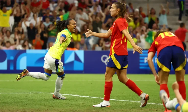 Brasil goleia Espanha e garante lugar na final do futebol feminino