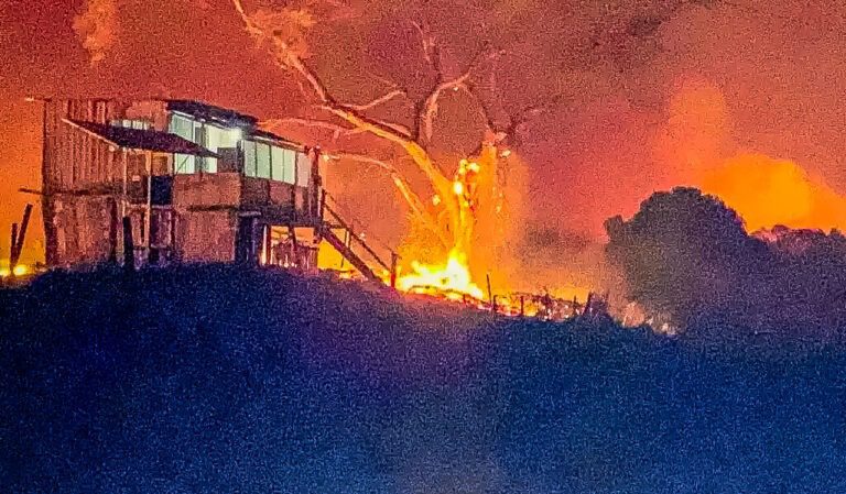 PMA resgata famílias cercadas por fogo em Corumbá