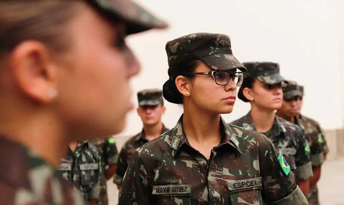 Você está visualizando atualmente Mulheres poderão se alistar no serviço militar aos 18 anos