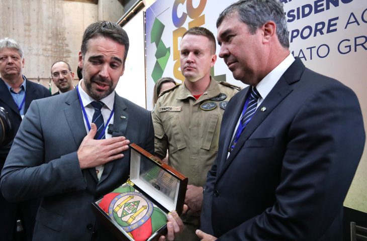 Vídeo mostra entrega da bandeira resgatada no RS por MS como símbolo de reconstrução