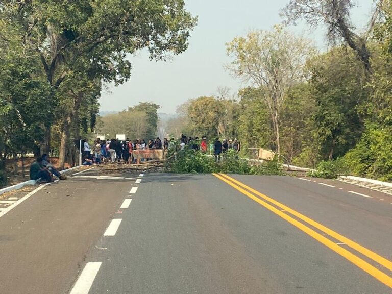 Protesto de indígenas bloqueia BR-262 entre Corumbá e Miranda