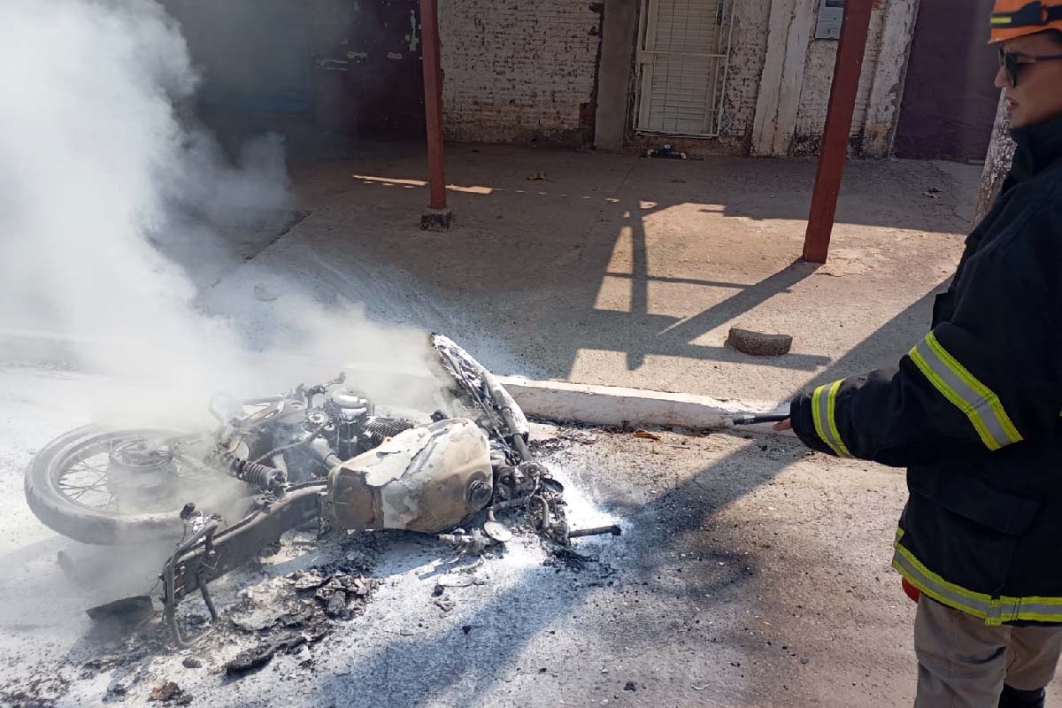 Você está visualizando atualmente Bombeiros combatem incêndio que consumiu motocicleta na parte alta de Corumbá