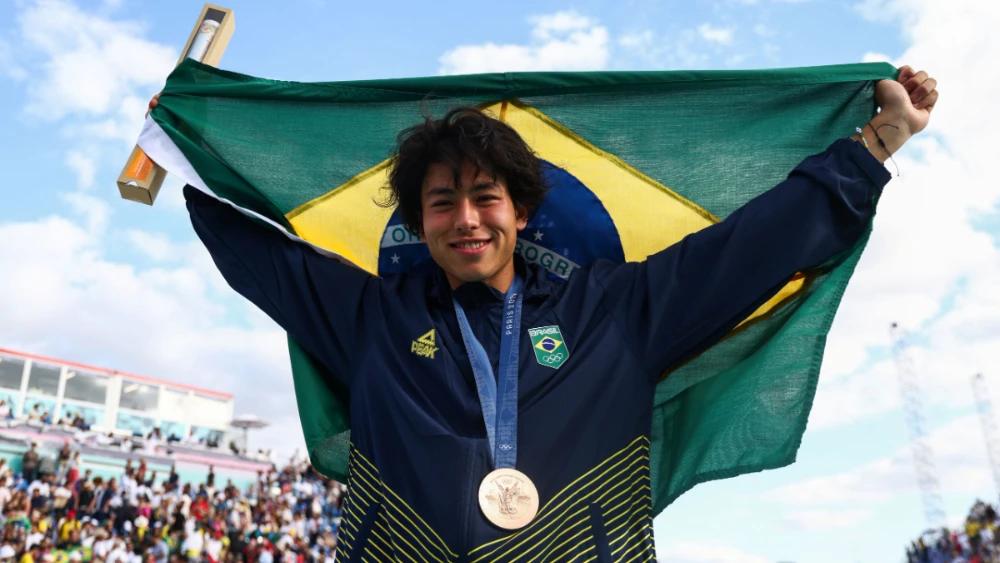 Você está visualizando atualmente Augusto Akio é bronze no Skate Park