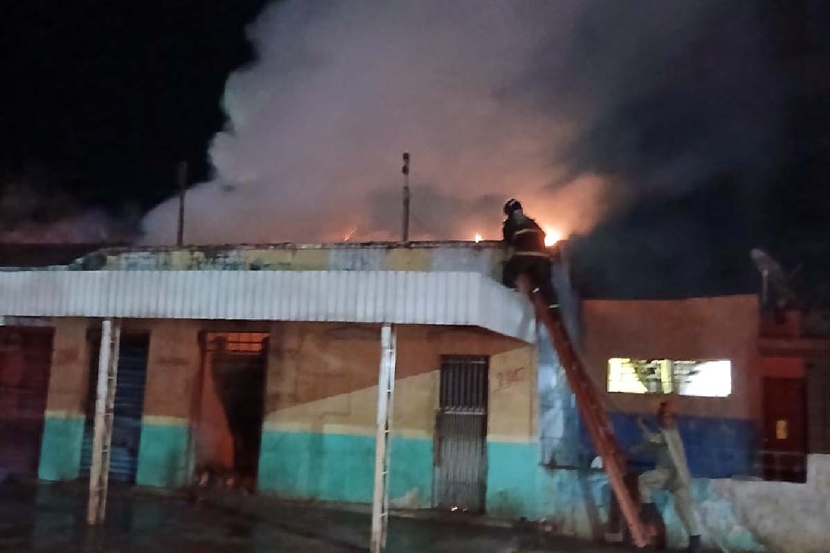 Você está visualizando atualmente Incêndio em comércio de frutas e verduras mobiliza Corpo de Bombeiros em Corumbá