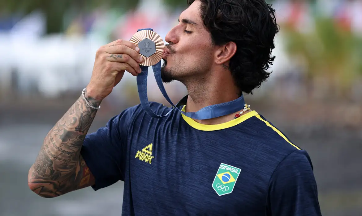 Você está visualizando atualmente Gabriel Medina garante bronze para o Brasil no surfe masculino