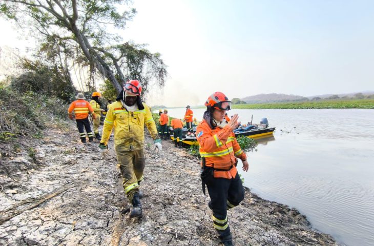 Bombeiros atuam no controle de incêndios florestais em MS e ribeirinhos serão atendidos em ação humanitária