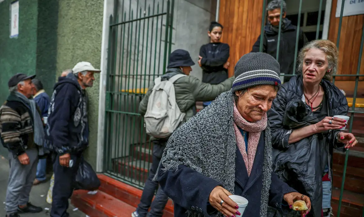 Leia mais sobre o artigo Medidas de austeridade de Milei levam metade da Argentina à pobreza