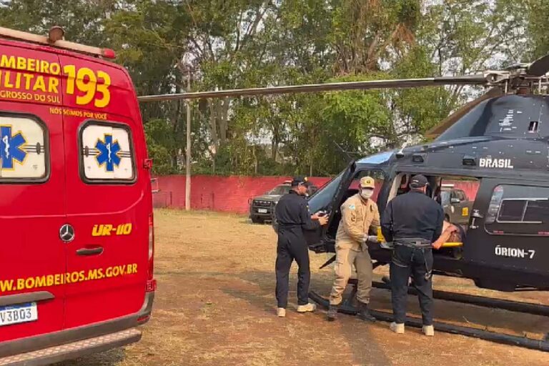 Idoso de 70 anos é socorrido pelos bombeiros após acidente com embarcação no Porto Índio