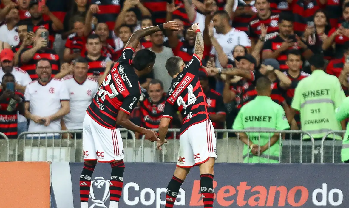 Você está visualizando atualmente Arrascaeta decide e Flamengo avança para semifinal da Copa do Brasil