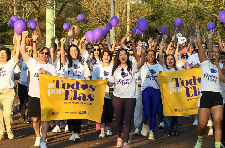 Caminhada reúne homens, mulheres e crianças em combate ao feminicídio