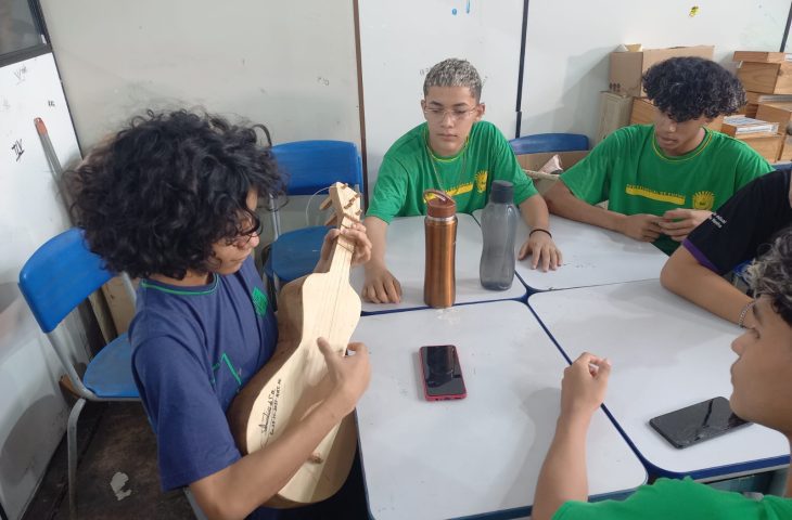 Crianças conhecem viola de cocho por meio de oficina de educação patrimonial