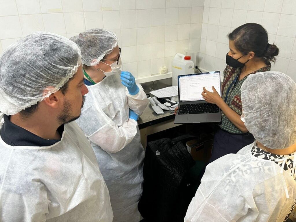 Parcerias estratégicas do Governo de MS impulsionam a saúde pública do Estado 4 Metagenomica Lacen MS 28 08 2024 3 1536x1152 1