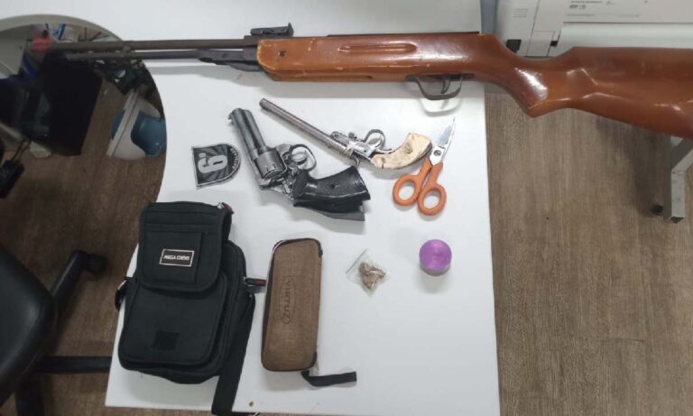 Três são presos em Ladário com armas de fogo e drogas em veículo