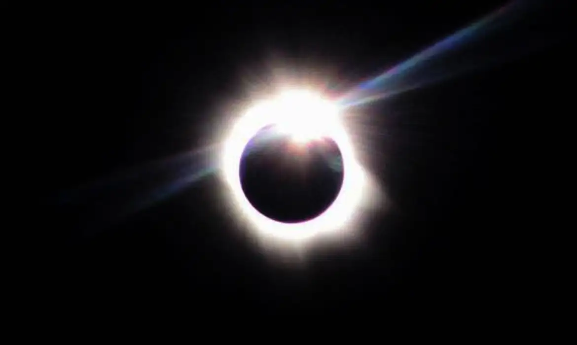 Você está visualizando atualmente Eclipse do Sol acontece hoje à tarde; veja horário e como observar