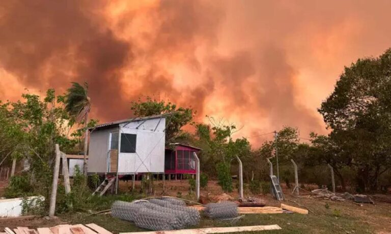 Bombeiros enfrentam incêndio que ameaça comunidades ribeirinhas no Pantanal