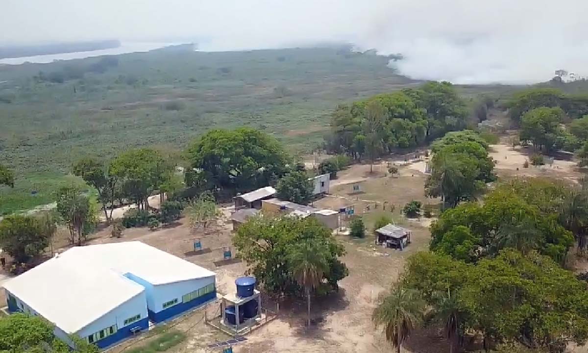 Você está visualizando atualmente Fogo ameaça comunidade e escola no Pantanal; moradores evacuam área