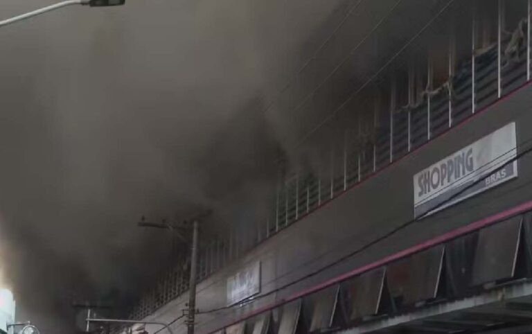 Incêndio de grandes proporções atinge Shopping 25 de Março em São Paulo