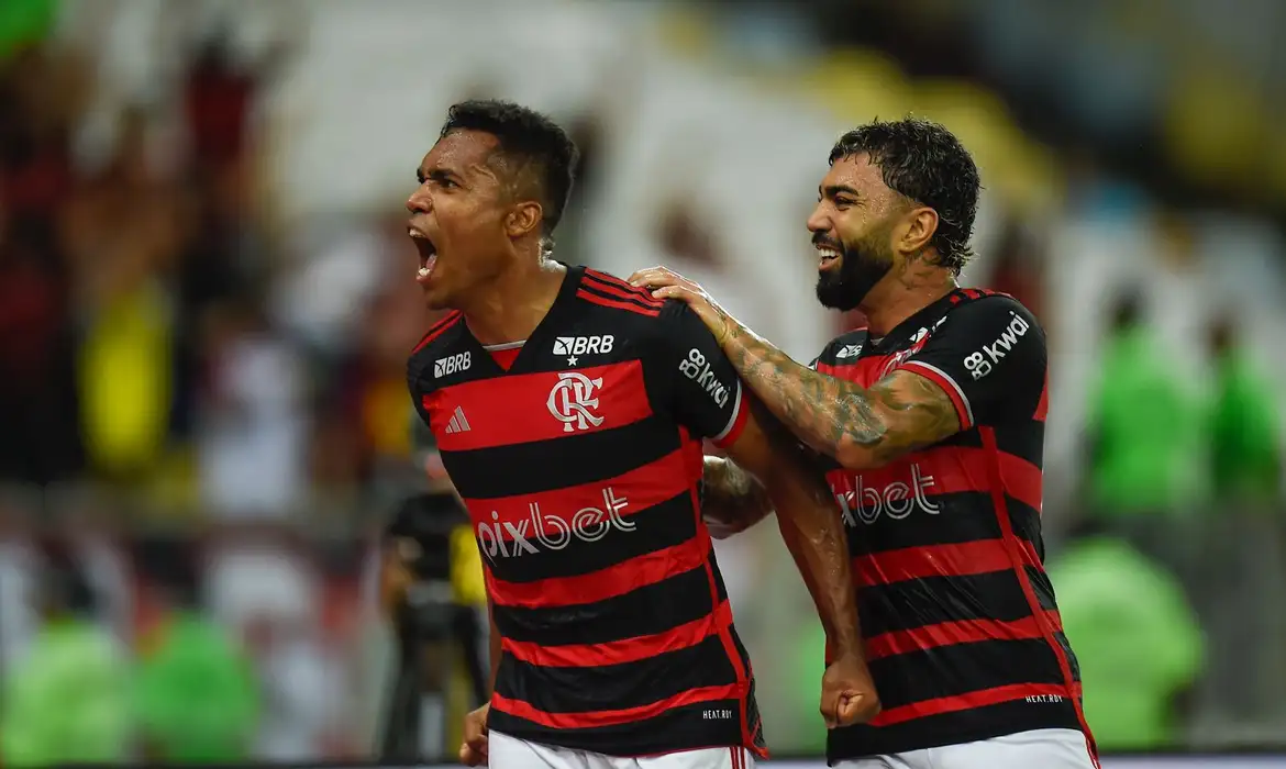 Você está visualizando atualmente Flamengo sai na frente do Corinthians na semifinal da Copa do Brasil