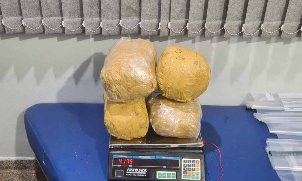 Mulher é detida pelo Exército com 16,3 kg de maconha em Corumbá 3 trafico2