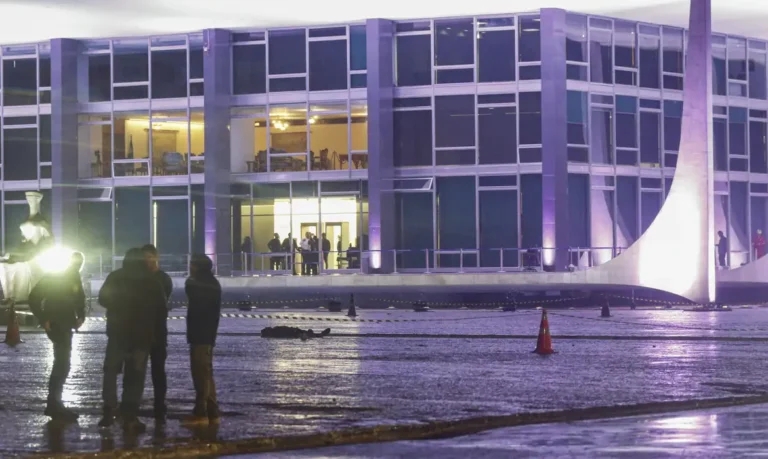 Imagens registram explosão de homem-bomba em frente ao STF